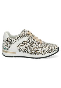 Sneaker met luipaardprint, voorzien van een witte synthetische bovenkant, beige veters, zwarte zool en een gouden accent op de hak. Lichtgewicht en casual ontwerp.
