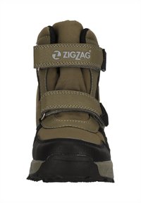 Botte isolée pour enfants, verte et noire, avec des sangles Velcro, un col rembourré, une surface texturée et une semelle extérieure en caoutchouc robuste. Logo sur la sangle.
