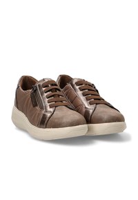 Zapatillas informales marrones con suelas blancas gruesas, cremallera lateral y cordones marrones a juego, anguladas para mostrar el frente y los lados exteriores.