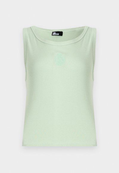 Ανοιχτό πράσινο αμάνικο τοπ με στρογγυλή λαιμόκοψη και μικρό κεντημένο έμβλημα στο κέντρο κάτω από τη λαιμόκοψη.