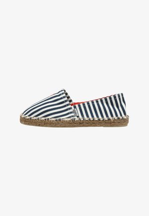 Zapato espadrille con rayas horizontales en azul marino y blanco, suela de yute y forro interior rojo, visto de lado.