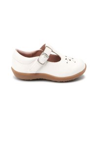 Białe skórzane buty T-strap z wycięciami, srebrną klamrą i miękką brązową gumową podeszwą. Gładka faktura i zaokrąglony kształt.