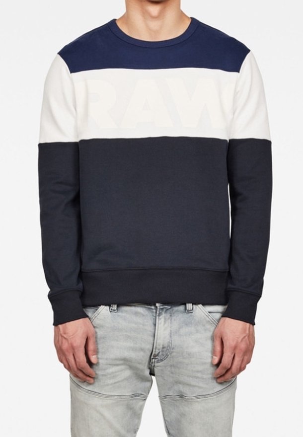 Sudadera azul marino y crema con cuello redondo, que presenta un gran logo "RAW" en el pecho en un color contrastante. Material de mezcla de algodón.