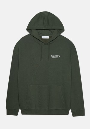 Mørkegrøn hoodie lavet af bomuld, med en kengurulomme, ribbede manchetter og kant, og med "BALANCE" logo i hvid på brystet.