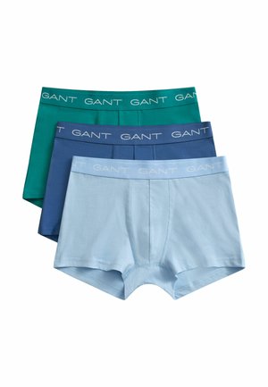 Drie paar herenboxershorts in lichtblauw, donkerblauw en blauwgroen, elk met elastische taillebanden met het GANT-logo.