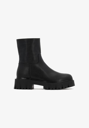 Černá kožená kotníková bota s masivní gumovou podrážkou, s hladkým povrchem, kulatou špičkou a boční elastickou panely pro snadné nazouvání.