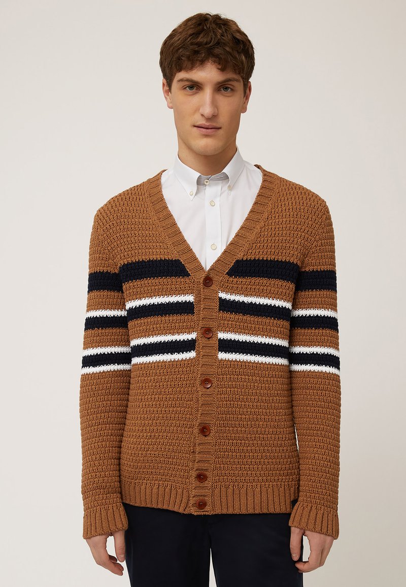 Brun stickad cardigan med V-hals, med horisontella marinblå, vita och bruna ränder, samt sex bruna knappar fram.
