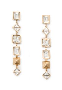 Boucles d'oreilles dorées présentant des cristaux clairs géométriques en formes carrée et losange, avec des textures alternées lisses et facettées.