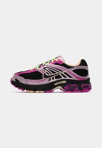 Sapato de corrida da Nike em preto, rosa e roxo com cordões verdes, painéis de malha e camurça, e sola acolchoada marcada "Cushlon."