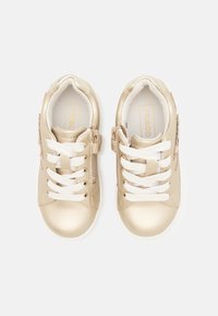 Sneakers sintetice aurii cu finisaj texturat, dotate cu șireturi albe și un fermoar lateral pentru un acces ușor. Design cu vârf rotund.