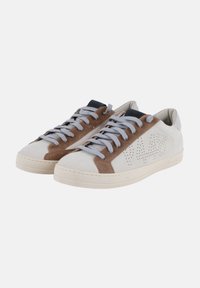 Zapatillas de cuero gris claro con acentos de ante marrón, superficie texturizada, diseño perforado y cordones grises sobre una suela color crema.