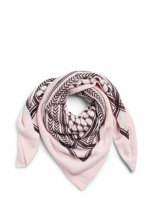 Blød pink trekantet tørklæde med mørke geometriske og chevronmønstre foldet i en løs spiral på en hvid baggrund.