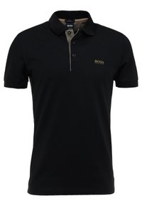 Schwarzes Polohemd aus Baumwolle mit Kragen, kurzen Ärmeln, einer Knopfleiste mit drei Knöpfen und einem goldenen "BOSS"-Logo auf der Brust.