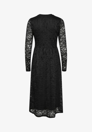 Czarna koronkowa sukienka z długimi rękawami, kwiatowy wzór, dopasowana góra i zwiewna spódnica, prezentująca przezroczysty materiał i klasyczną sylwetkę.