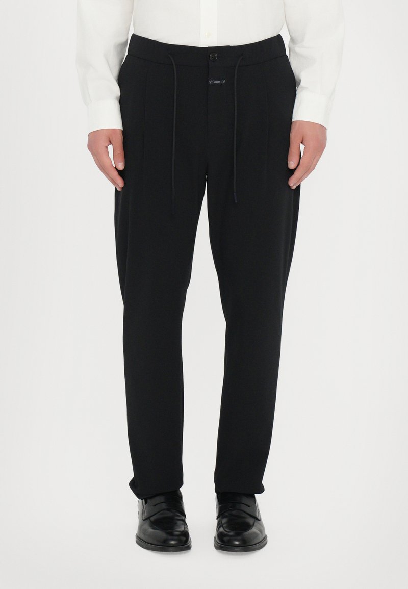 CLOSED VIGO TAPERED - Chinos tipa bikses - dark night