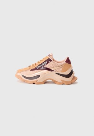 Chunky sneaker in beige and burgundy with mesh and suede panels, branded "Steve Madden" on the side, featuring a sculpted sole.