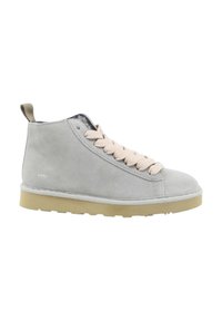 Sneaker high-top grigio in suede con suola in gomma beige, dotato di spesse stringhe rosa e di un pull tab sul tallone per indossarlo facilmente.