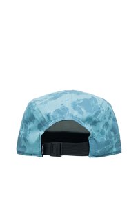 Cappellino blu a fantasia con visiera curva, realizzato in tessuto leggero. Presenta una fibbia nera regolabile sul retro e un design senza cuciture.