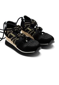Scarpe sportive nere con una tomaia in tessuto testurizzato, lacci gialli a contrasto, una piattaforma in sughero intrecciato e suola in gomma.