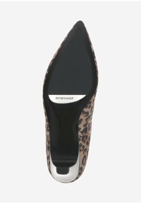 Pompe à bout pointu en imprimé léopard avec une semelle noire brillante et un accent argenté. Tige en tissu doux, design élégant pour un look moderne.