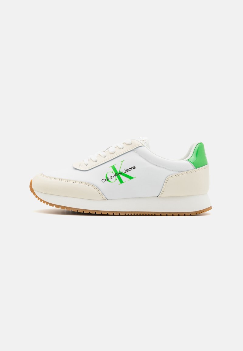 Baskets blanches et beiges avec languette verte au talon et logo vert "CK Calvin Klein Jeans" sur le côté, avec lacets blancs et semelle gomme.