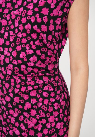 Fekete ruha élénk rózsaszín virágmintával, testhezálló szabás és rövid ujjú. Az anyag simának és enyhén rugalmasnak tűnik. Közeli kép.
