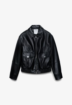 Giacca nera in ecopelle con cerniera frontale, due tasche con pattina e bottone a pressione, vita elastica e colletto, taglia piccola.