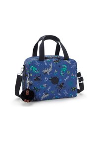 Borsa di stoffa blu con motivi a tema oceanico, che presenta squali e polpi. Include manici neri, una tracolla rimovibile e un ciondolo di scimmia in peluche.