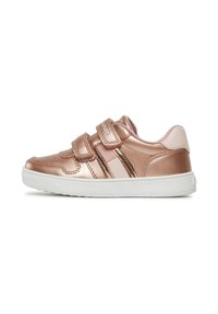 Sneakers in metallo rosa con due fascette in Velcro, suola in gomma bianca e dettagli a pannello a contrasto. Texture liscia con particolari perforati.