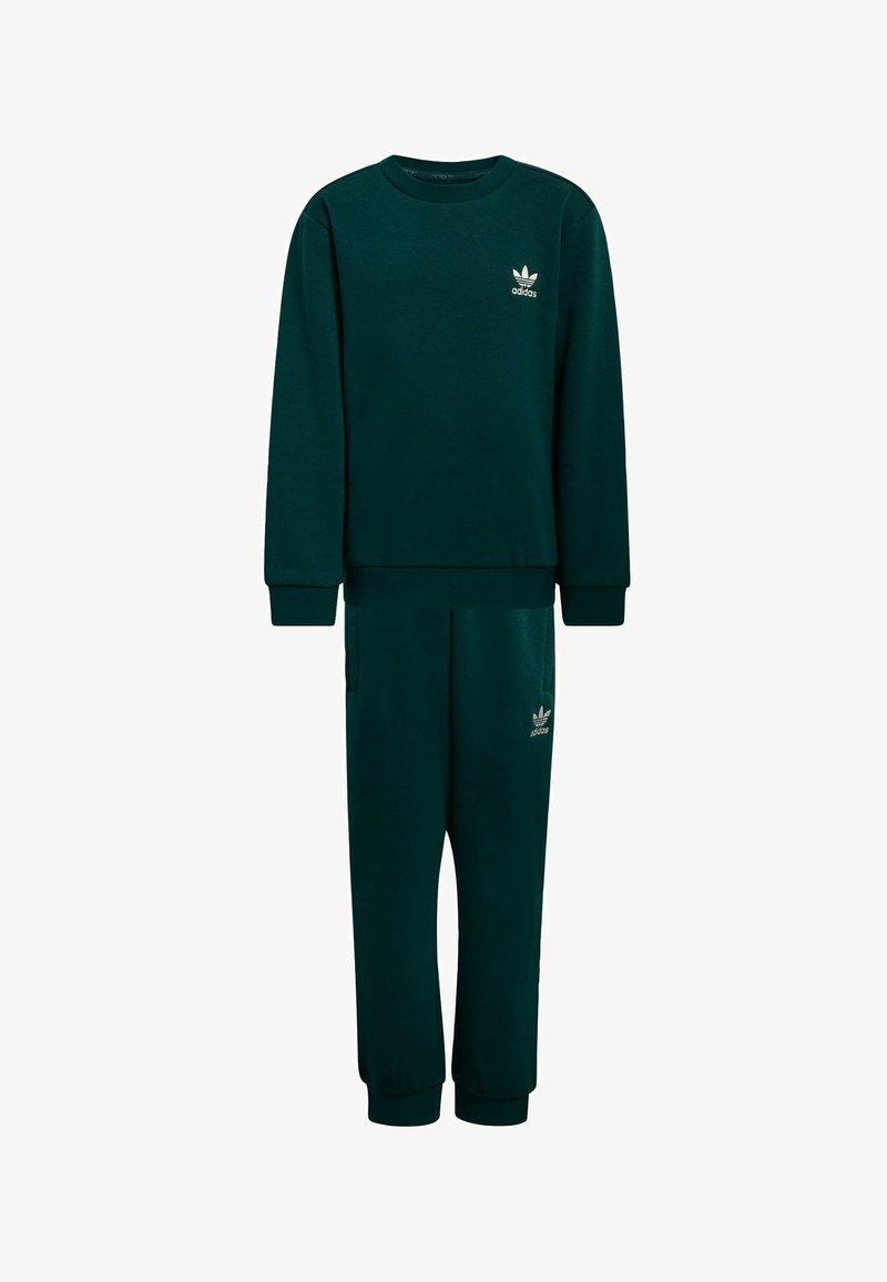 Conjunto de sudadera y pantalones a juego en verde oscuro, confeccionado con tela suave. Presenta puños acanalados y un pequeño logo blanco de Adidas en el pecho y la pierna.