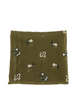 Tela rectangular de color verde oliva con pequeños patrones florales blancos y la letra B dispersos por toda la superficie.