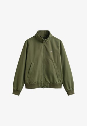 Olivgrüne Jacke mit Reißverschluss, Stehkragen, zwei schrägen Fronttaschen, gerippten Bündchen und Saum sowie kleinem Logo auf der Brust.