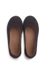 Bailarinas de ante negras con puntas redondeadas y un forro interior suave. Presentan un diseño simple y minimalista sin cierres visibles.