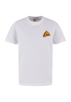 Biała koszulka z krótkim rękawem z małą kolorową grafiką kawałka pizzy na lewej stronie klatki piersiowej na jednolitym tle.