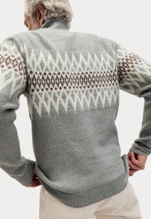 Gebreid sweater in lichtgrijs met een hoge kraag. Heeft een geometrisch ontwerp in crème en bruin over de schouders. Geweven stof.