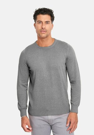 Suéter gris de punto con cuello redondo, mangas largas y puños y dobladillo acanalados. Textura suave, diseño ajustado y tejido de peso medio.