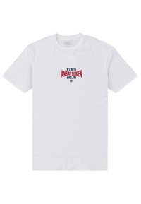 Bílý bavlněný tričko s nápisem "KEN'S ANSATSUKEN DOJO" v červené a námořnické modři. Klasický kulatý výstřih a krátké rukávy, hladká textura.