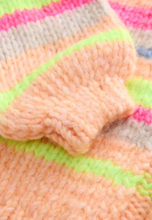 Strickstoff in Pastellfarben wie Pfirsich, Limettengrün, Rosa und Grau, mit einer weichen, grobmaschigen Textur und gestreiftem Muster.