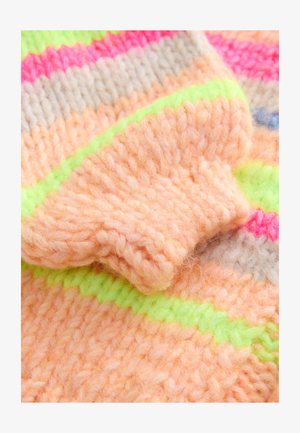 Dzianina w pastelowych kolorach, w tym brzoskwiniowym, limonkowym, różowym i szarym, cechująca się miękką, grubą teksturą oraz paskowanym wzorem.