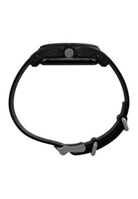 Montre noire avec un bracelet en silicone texturé, boîtier rond, couronne argentée et cadran noir. Le bracelet présente une boucle réglable avec des accents gris.