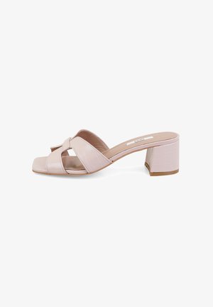 Sandale à talon en rose pâle avec un motif crocodile texturé, bout ouvert et brides croisées ; talon carré pour la stabilité.