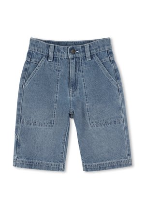 Shorts en denim bleu clair, dotés de quatre poches, d'une fermeture à bouton à l'avant et d'une taille robuste avec passants de ceinture. Des détails usés viennent accentuer le design.