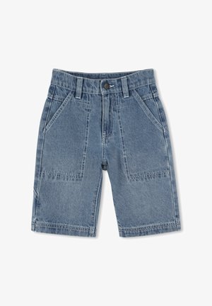 Shorts en denim bleu clair, dotés de quatre poches, d'une fermeture à bouton à l'avant et d'une taille robuste avec passants de ceinture. Des détails usés viennent accentuer le design.