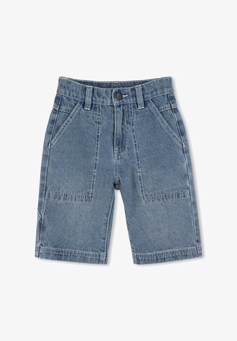 Shorts en denim bleu clair, dotés de quatre poches, d'une fermeture à bouton à l'avant et d'une taille robuste avec passants de ceinture. Des détails usés viennent accentuer le design.