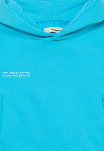 Turkos hoodie med en känguruficka och dragsko i huvan. Har subtil text på vänster sida och en mjuk, texturerad tyg.