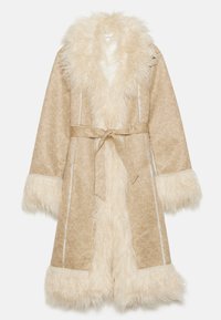 Manteau beige avec un col et des poignets en fausse fourrure blanche duveteuse. Doté d'une ceinture et d'un tissu texturé avec un motif subtil.