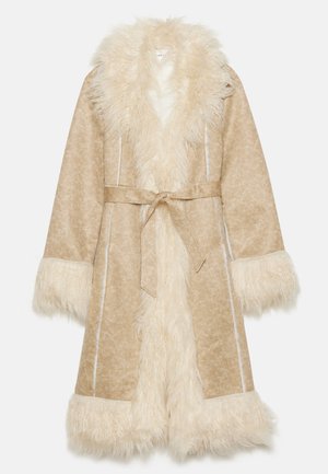 Manteau beige avec un col et des poignets en fausse fourrure blanche duveteuse. Doté d'une ceinture et d'un tissu texturé avec un motif subtil.