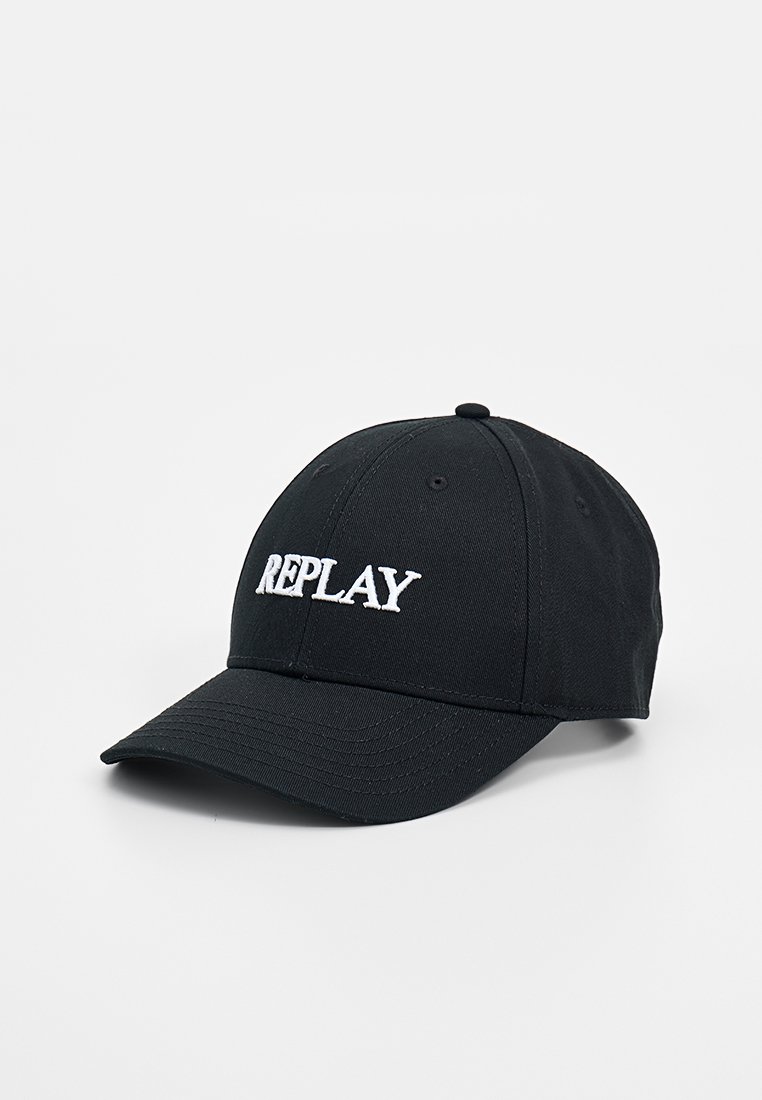 Schwarze Kappe aus Stoff mit gebogenem Schirm. Auf der Vorderseite befindet sich weiß gestickter Text mit der Aufschrift "REPLAY". Einfaches, unauffälliges Design.