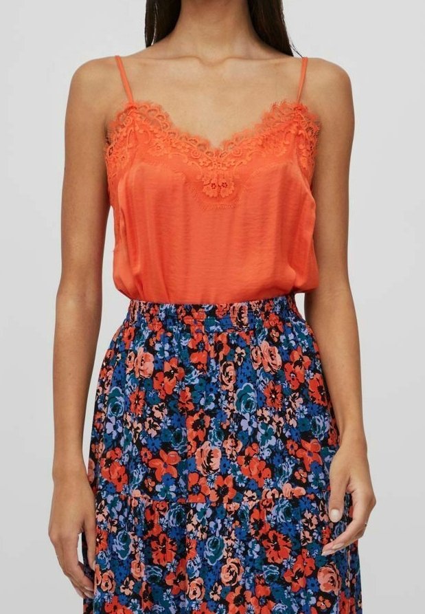 Orange satin camisol med spetsdetaljer, kombinerad med en blommig lagerkjol i blått, röd och svart. Har justerbara axelband och elastisk midja.