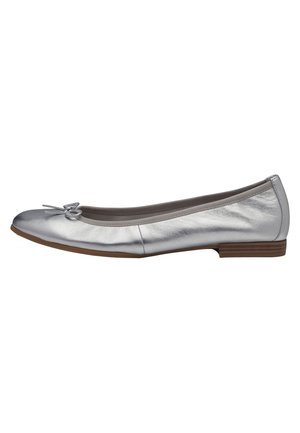 Zilverkleurige metallic ballerina met een ronde neus, strikdetail op de neus en een lage houten hak. Zachte textuur en slank ontwerp.